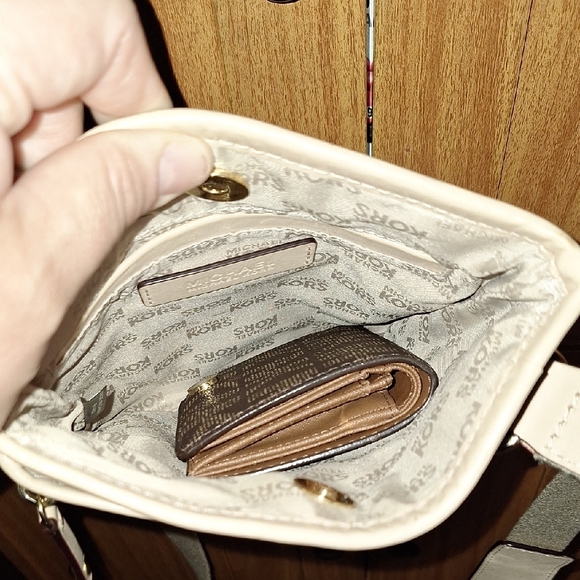 Michael Kors- Jet Set Crossbody Bag (Brown And Tan) W/ Wallet - Picture 3 of 12